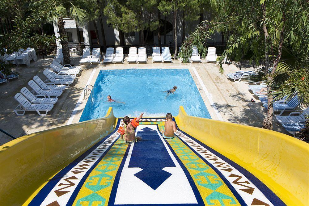 Larissa Beach Club Side Exterior photo